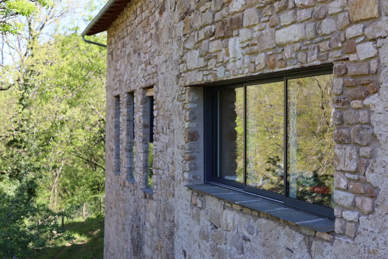 Maison Monji – vue extérieure, détail, fenêtres