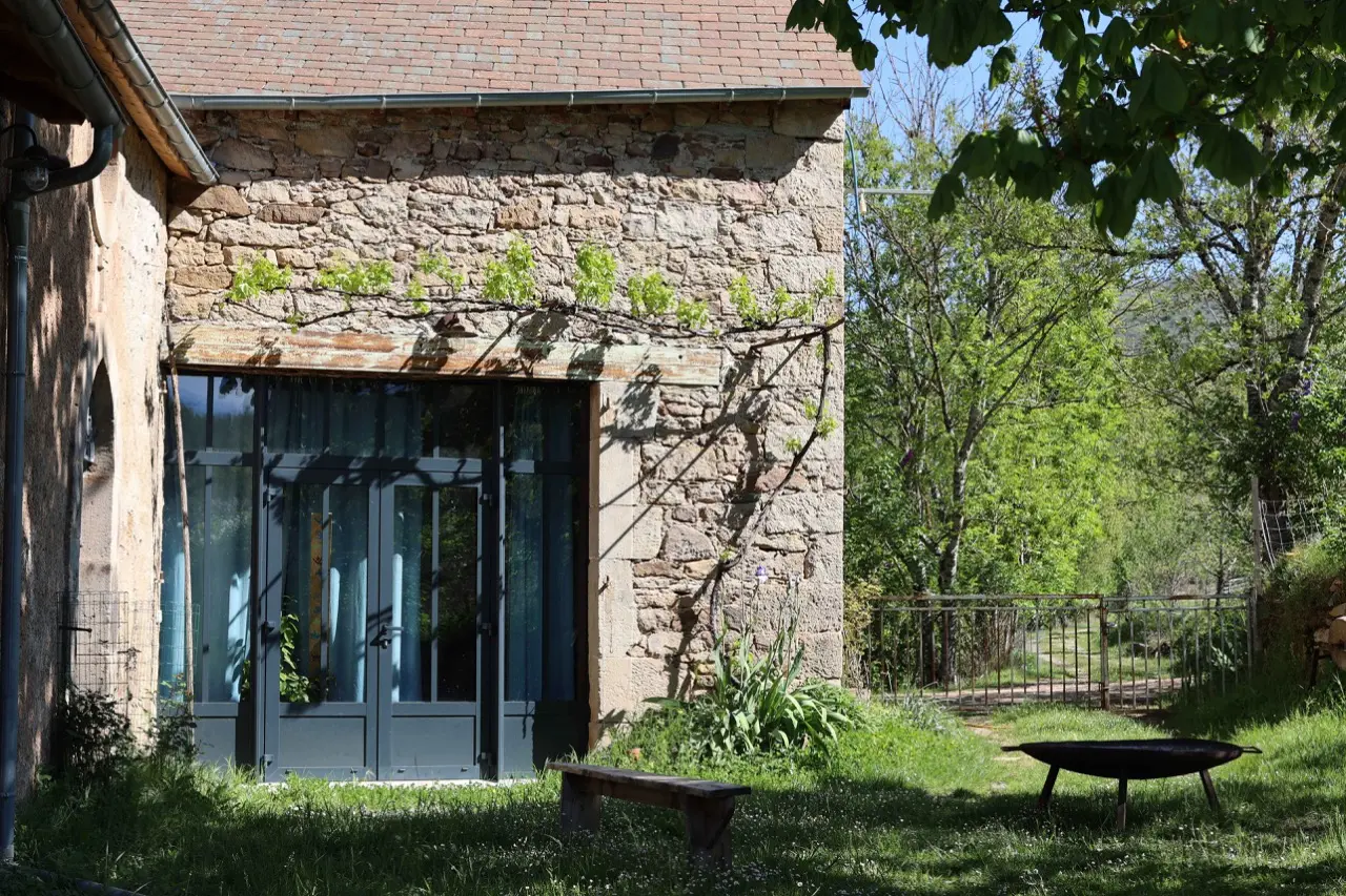 Maison Monji – vue extérieure, baie vitrée, cour intérieure