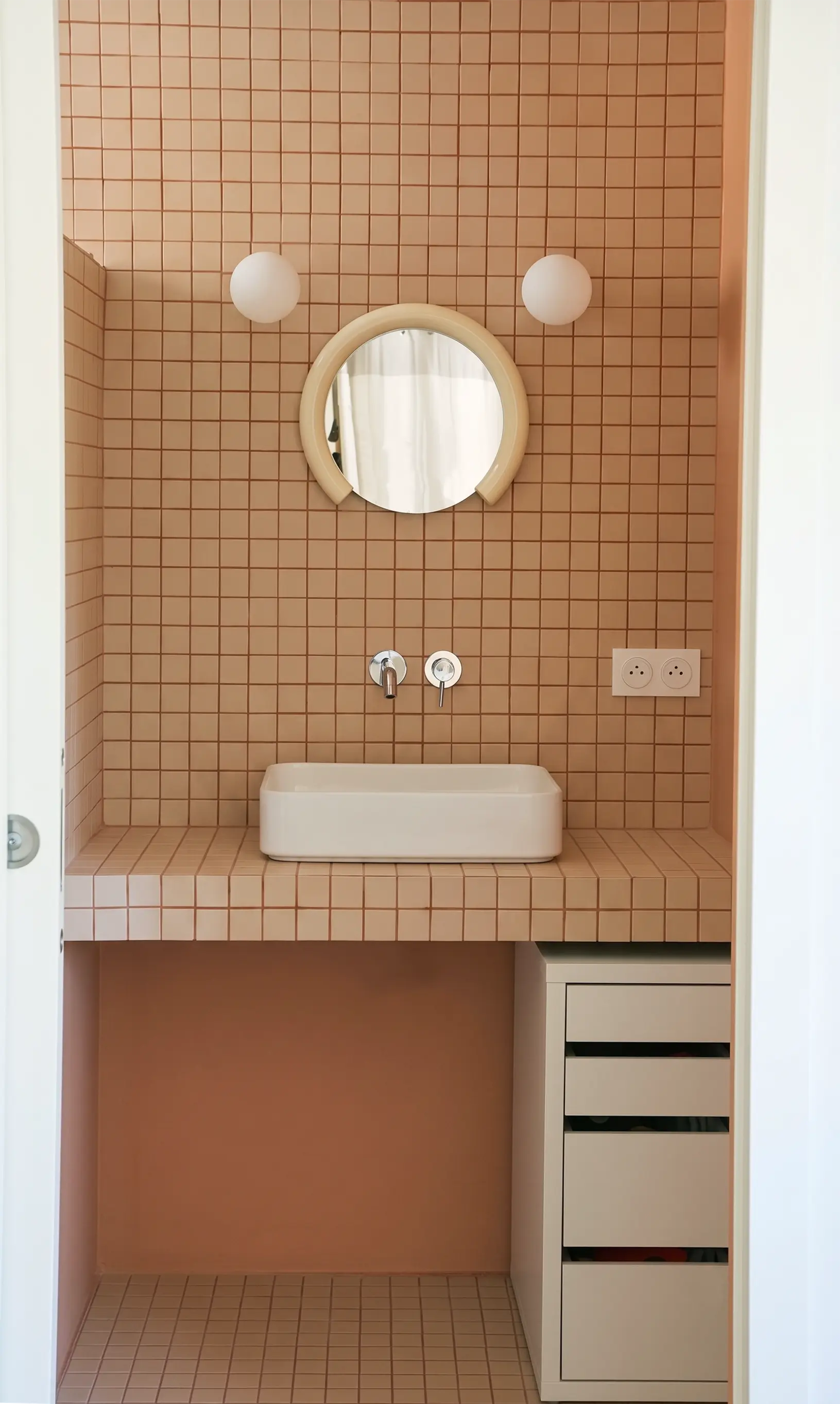 Vue intérieure, salle de bain, rénovation, faïence, joints colorés