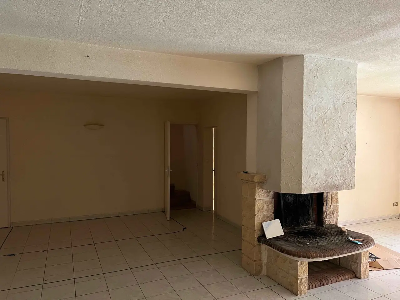Vue intérieure, salon, avant travaux