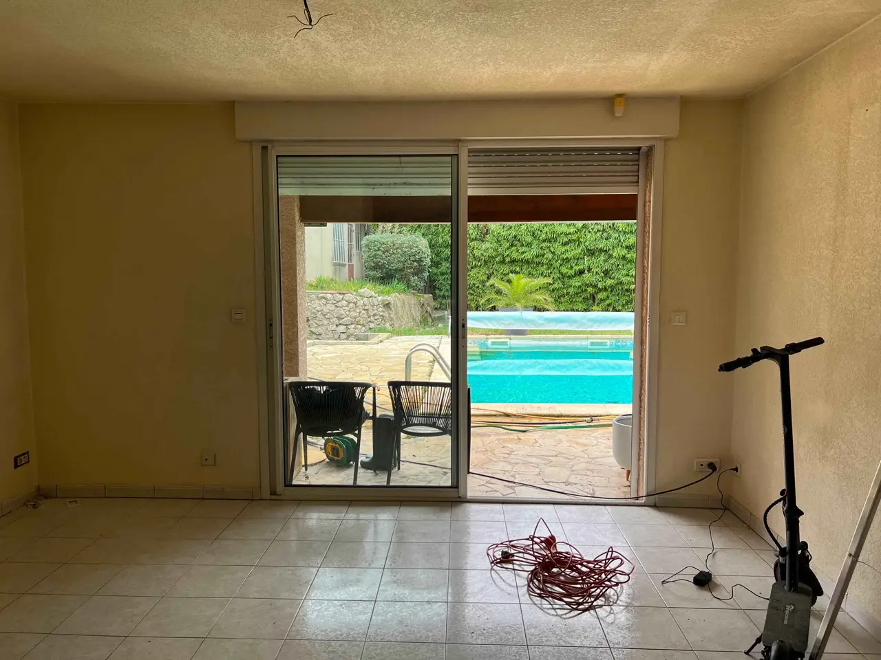 Vue intérieure, salon, avant travaux